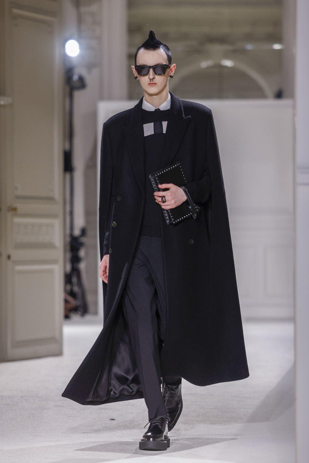 外代二线巴黎时装周华伦天奴品牌时装秀