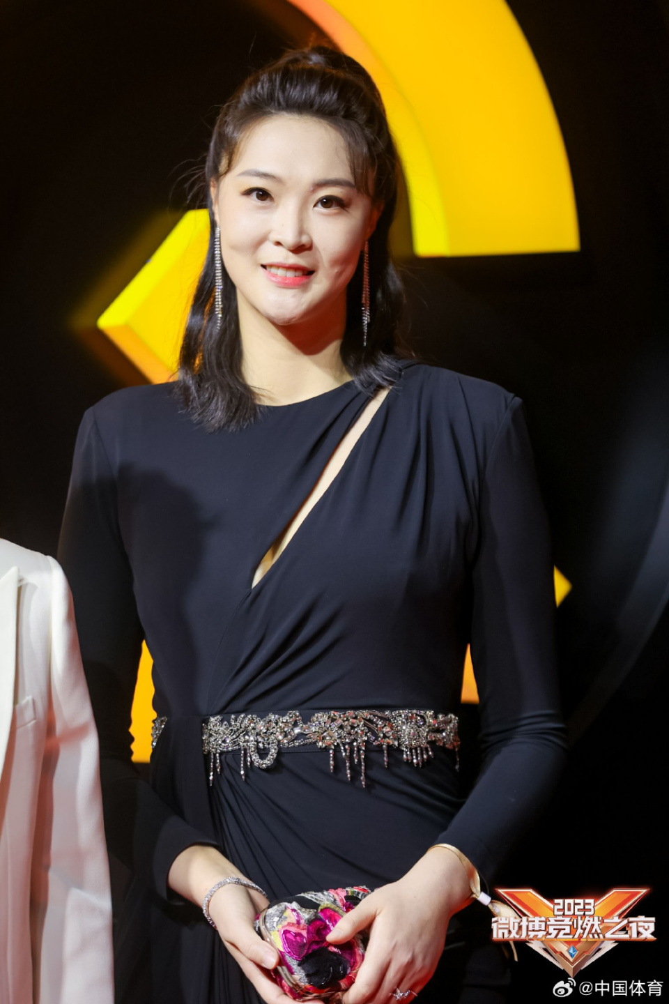 这啥造型啊徐静雨穿羽绒服走红毯与吴艳妮合影 战老造型惊艳-腾讯新闻