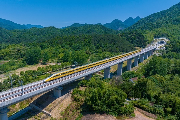 图说:试验列车在杭温高铁线路上飞驰  杭州铁路枢纽工程建设指挥部供