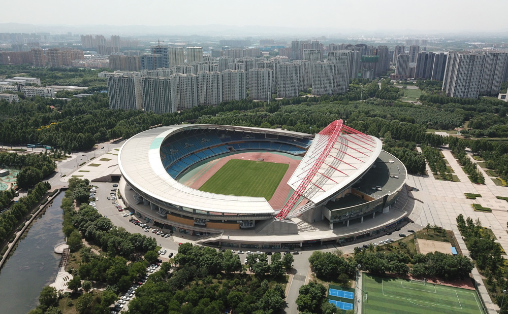 位于淄博市张店区的淄博市体育中心体育场(5月8日摄,无人机照片).