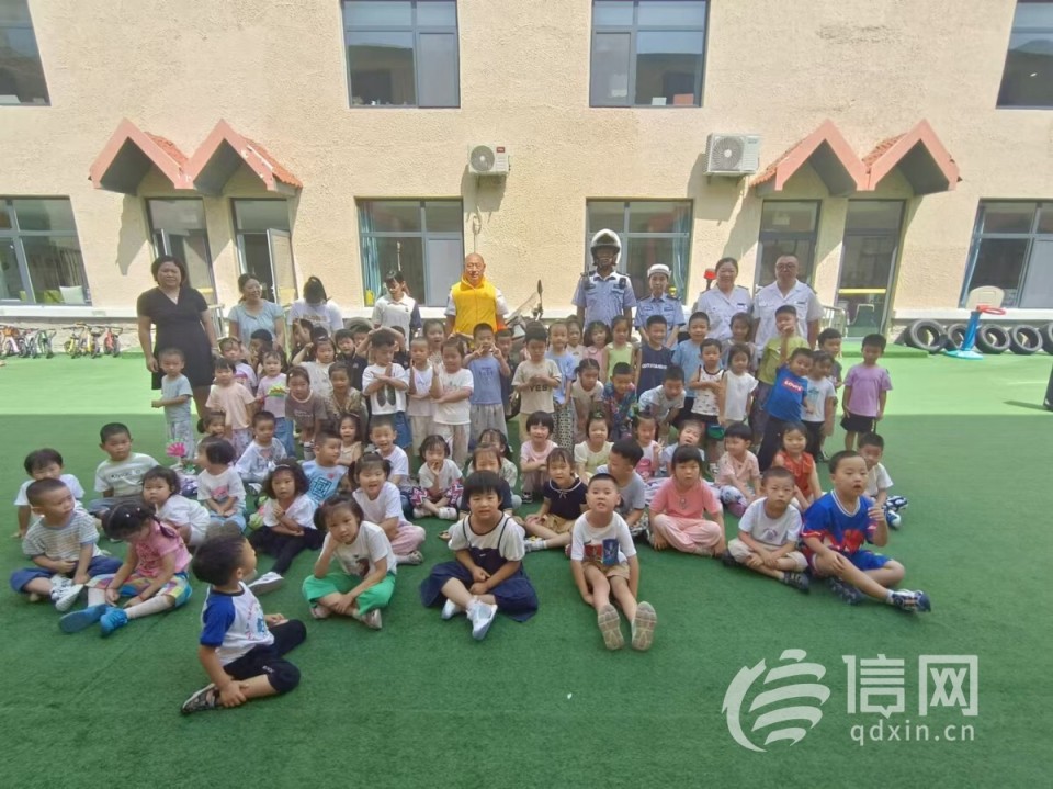 信新相映走进智慧熊幼儿园 让孩子们在快乐中学习交通安全知识