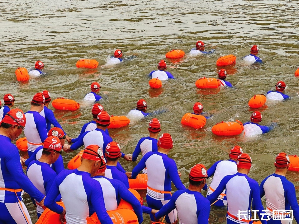组图武汉716渡江节群众方队横渡长江