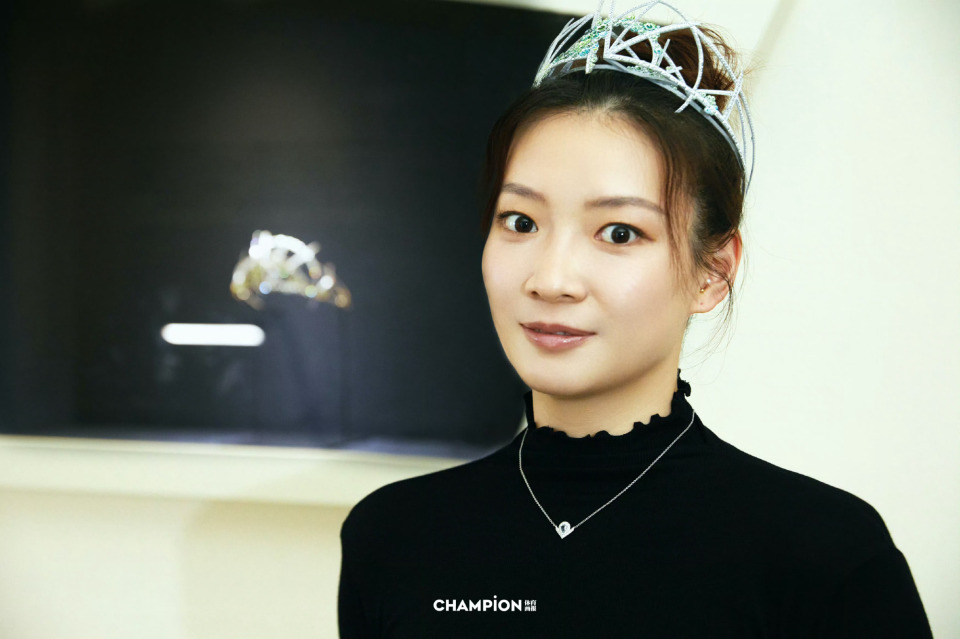 从照片可以看到,黄雅琼无惧"怼脸拍",妆容精致明艳动人,有爱的画面让