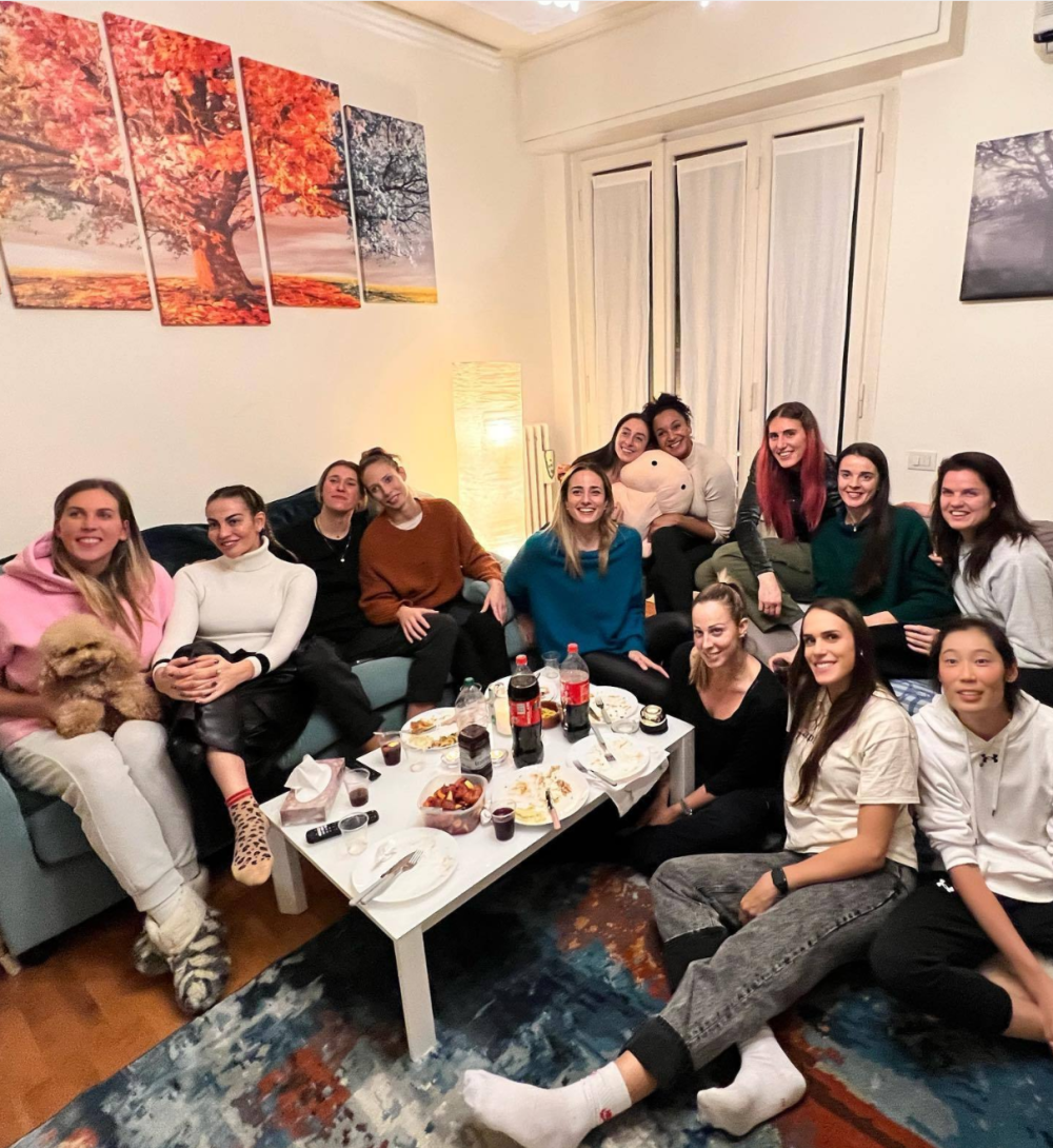 斯坎迪奇队中的副攻华盛顿是美国人,对于感恩节传统很重视,于是邀请