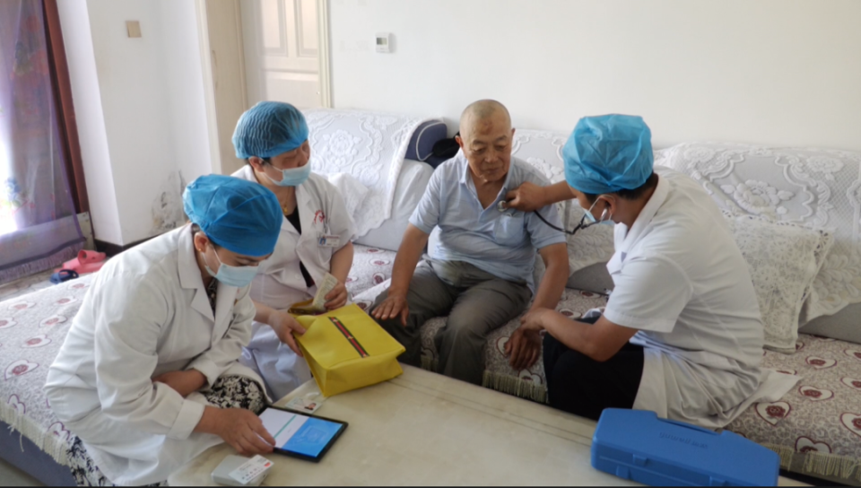家庭医生上门服务 贴心守护居民健康_腾讯新闻