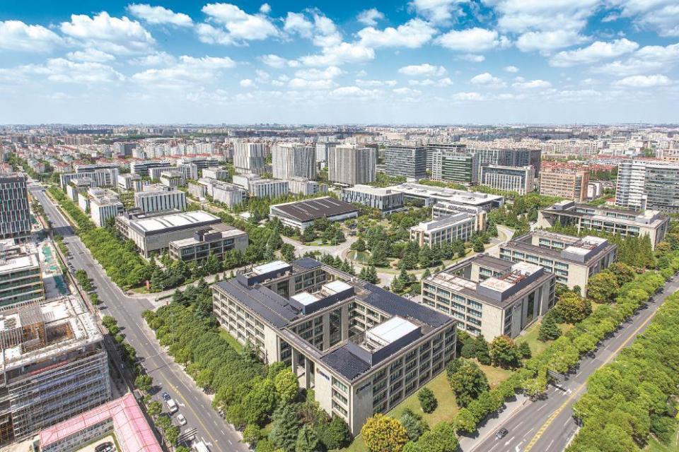 (采访对象供图)在闵行区虹桥镇,一场由战略性新兴产业引领的经济转型