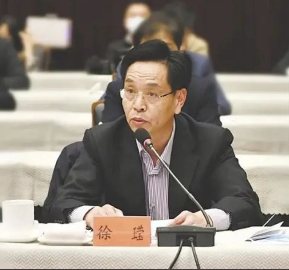 25日16时48分,一辆车牌为赣b00779d的公交车(驾驶员李某,49岁,车内