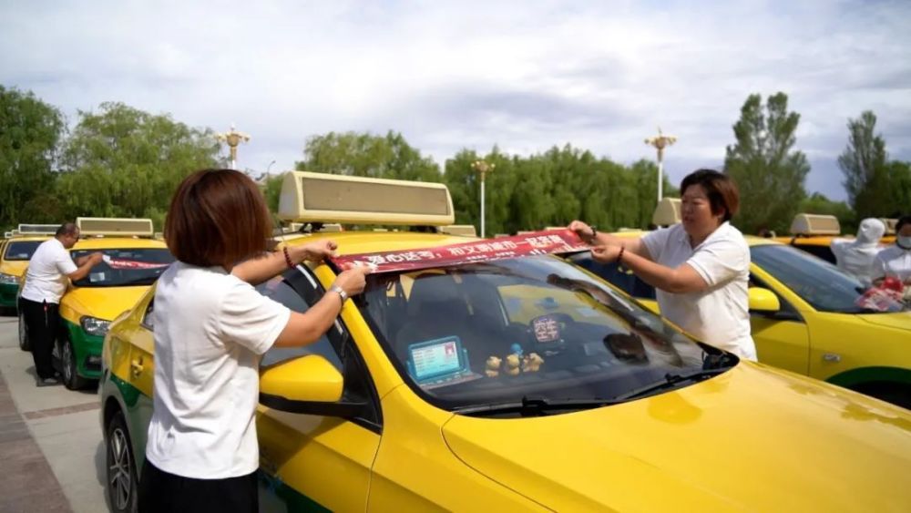 启动仪式上,主办方给前来参加活动的爱心车队,爱心司机代表发放了"