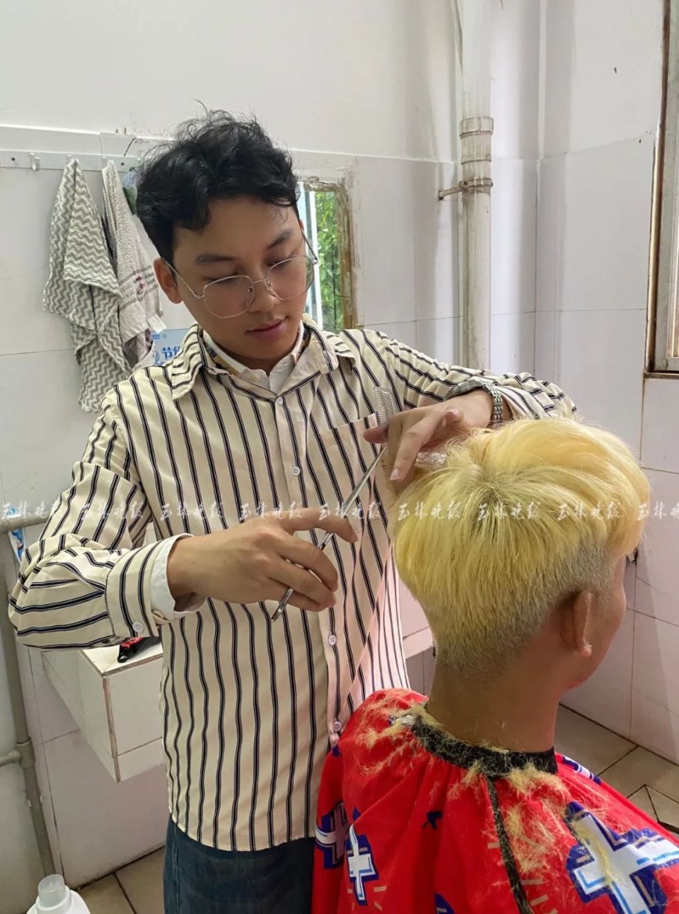 玉林一大学生在宿舍开"理发店"走红,价格……_腾讯新闻