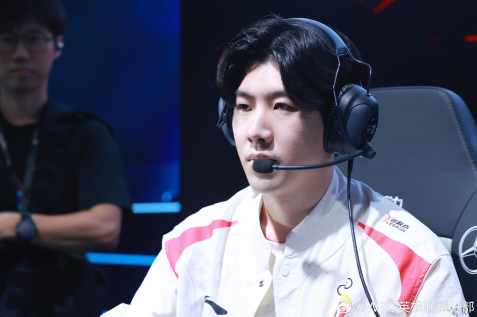 但theshy的中文有两大问题,一是口音严重,很多字发