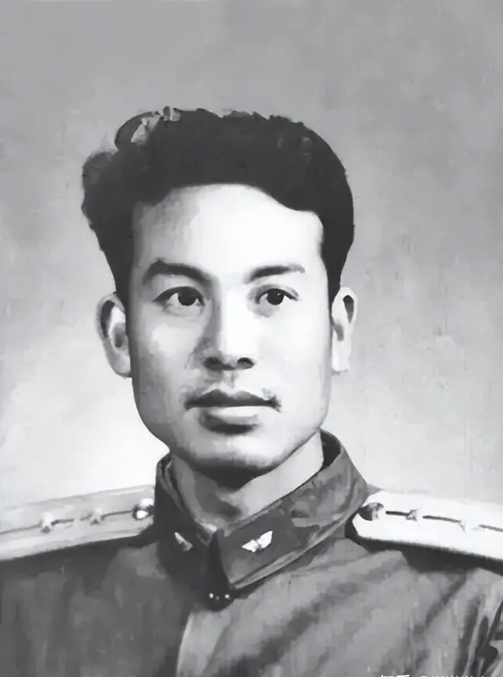 地向正在指挥训练的领导报告称:李显斌带着廉宝生和李才旺驾机叛逃了