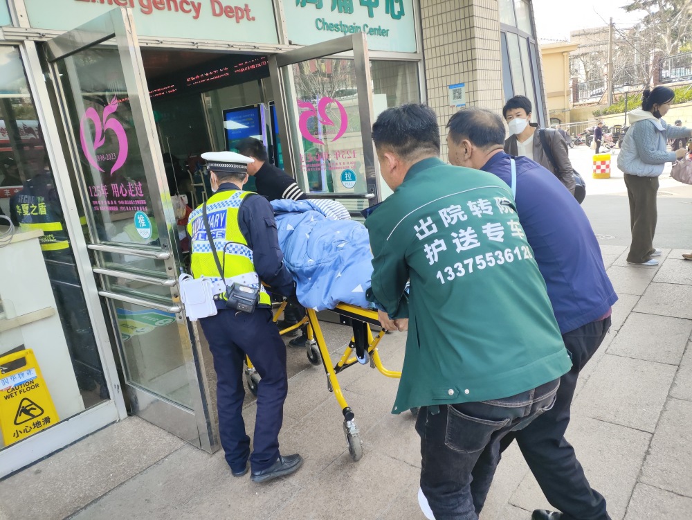 警急就医市南交警接力护送患者就医