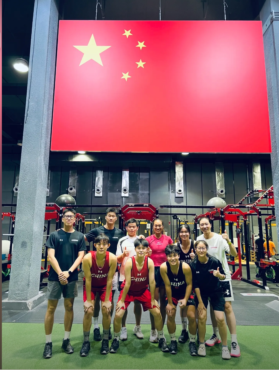 偶像！郑钦文通宵从美国飞回北京马不停蹄训练，被U18女篮全队追星_腾讯新闻