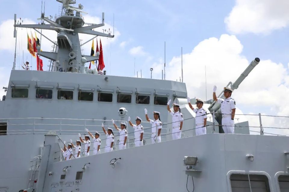 合作共创未来"等上午11时许,悬挂约100人到码头迎接斯里兰卡海军官兵