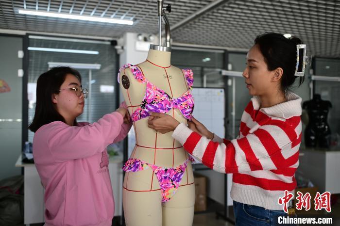 "乘风踏浪"的辽宁兴城泳装人_腾讯新闻