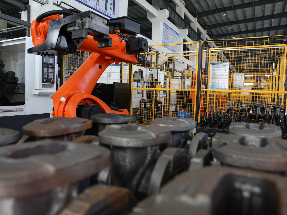 新华全媒 ·高质量发展调研行丨从"小作坊"到"小巨人"  民企竞逐"专精