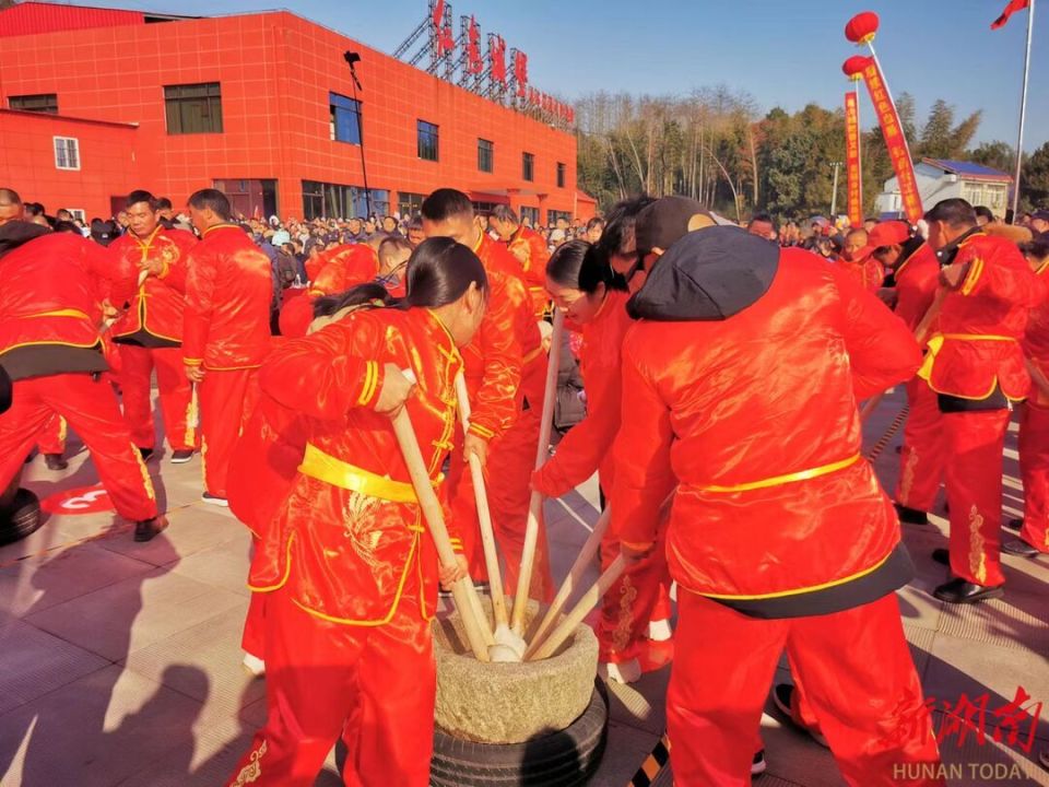 "12月23日,国家aaa级旅游景区禹山风景区红色城堡广场人山人海,热闹