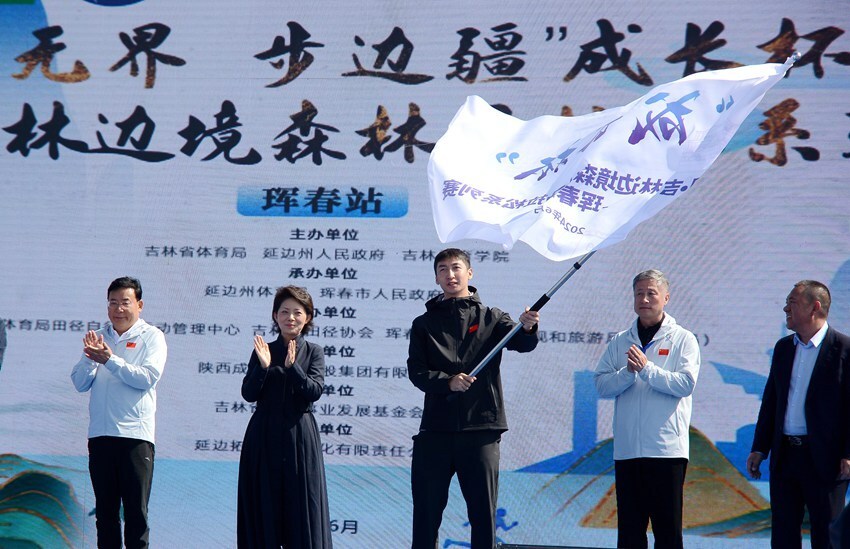 当天的珲春市敬信镇防川民俗村,人声鼎沸,气氛热烈.