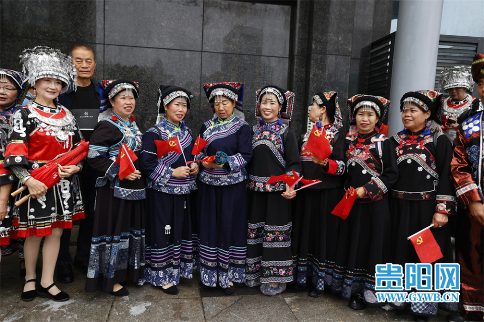 【图集】盛装出行 民族团结巡游大联欢巡游队伍在贵州饭店前集结