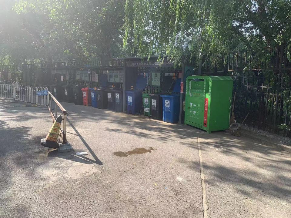 小区垃圾桶满溢物业增派人手解民忧