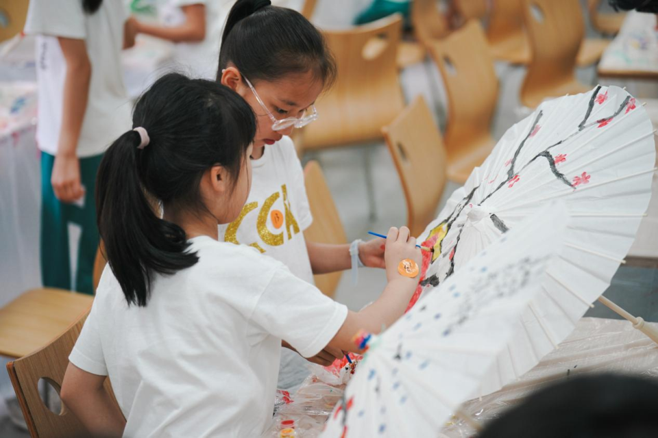 省实荔湾二小开展校园美育浸润活动,把校园打造成儿童美术馆