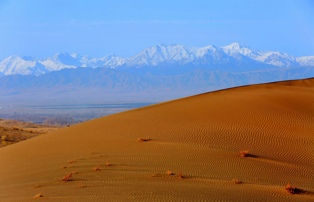 甘肃张掖春日沙漠美如画卷