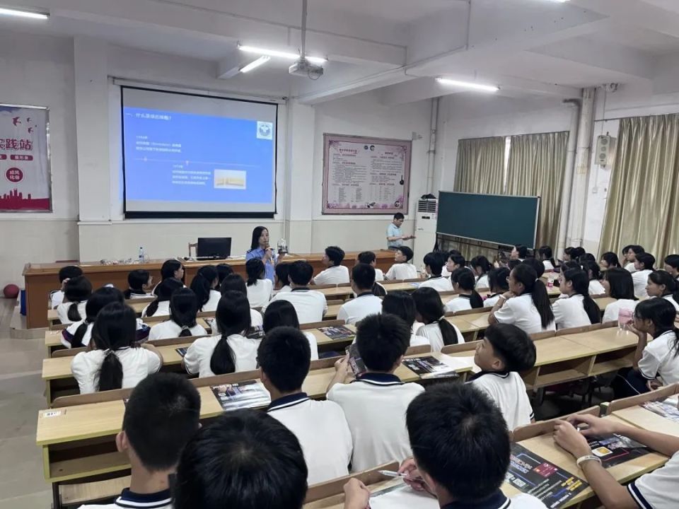 7月4日,始兴县禁毒办联合县公安局,县禁毒协会走进墨江中学开展禁毒