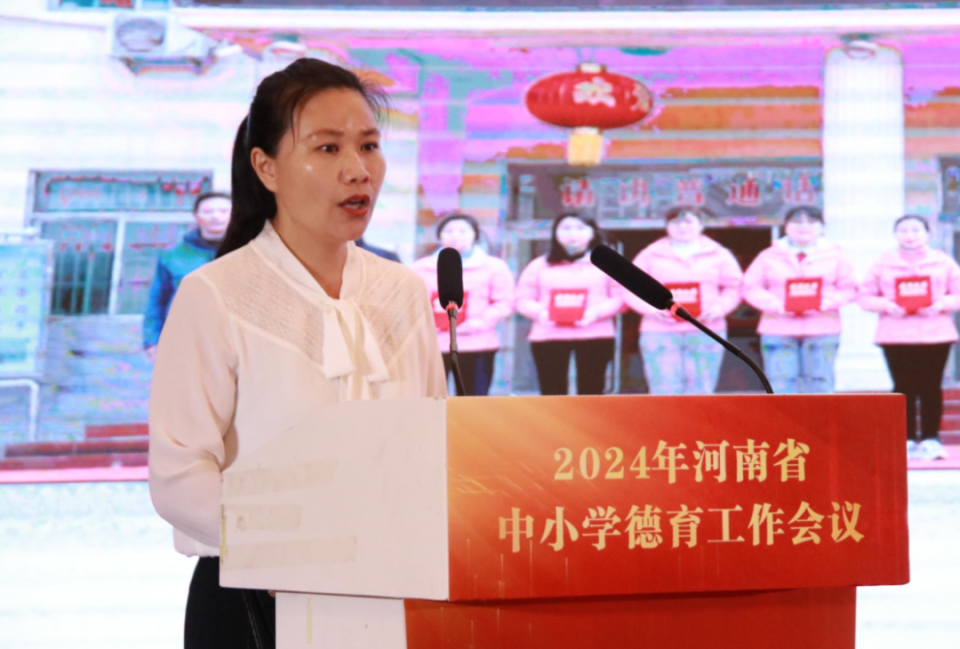 上台展示活动育人:河南大学附属中学党委书记高冬东上台展示实践育人