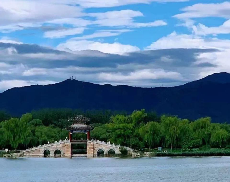 "冷涡蓝"装点北京天空 高颜值蓝天白云在线