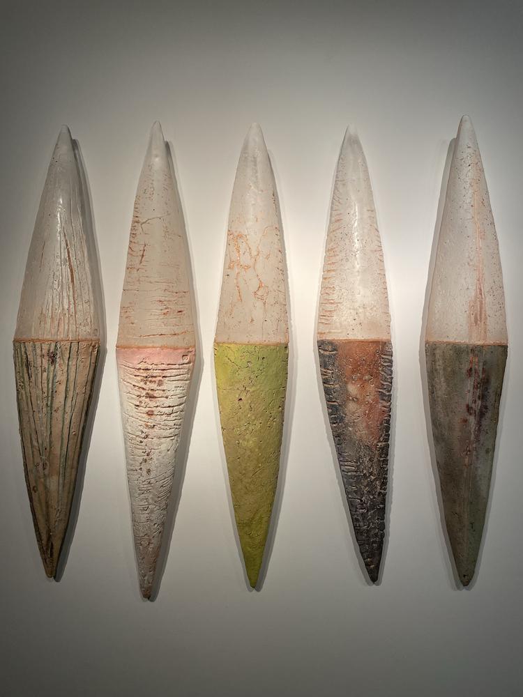 艺术家埃德梅61德尔索尔的作品重点关注土,玻璃与火的对话.