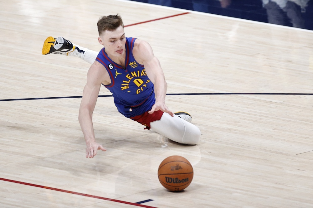 马龙:布劳恩今天攻防都很出色 他比赛季初期进步了很多_腾讯新闻