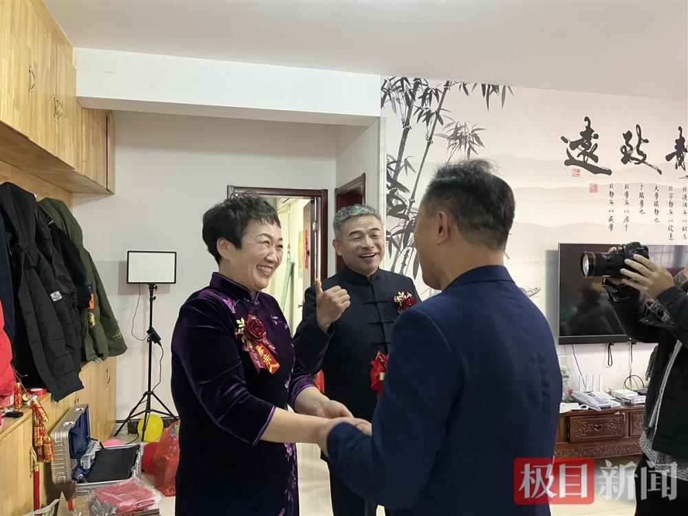 《失孤》原型郭刚堂儿子结婚：刘德华托人送来拍电影时的驾驶证小学三年级数学下册人教版2023已更新(新华网/头条)