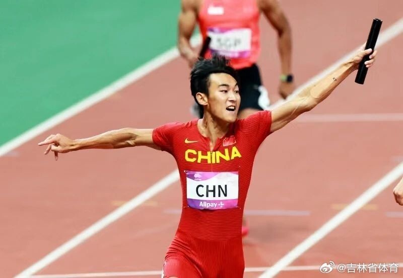 2月27日,苏炳添在成都室内赛的赛季首秀中跑出6秒66的成绩获得一枚