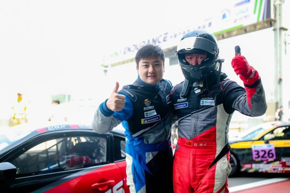 杨杨已经在赛车领域深耕十余年,丰富经验也赋予了他在车队中的多重