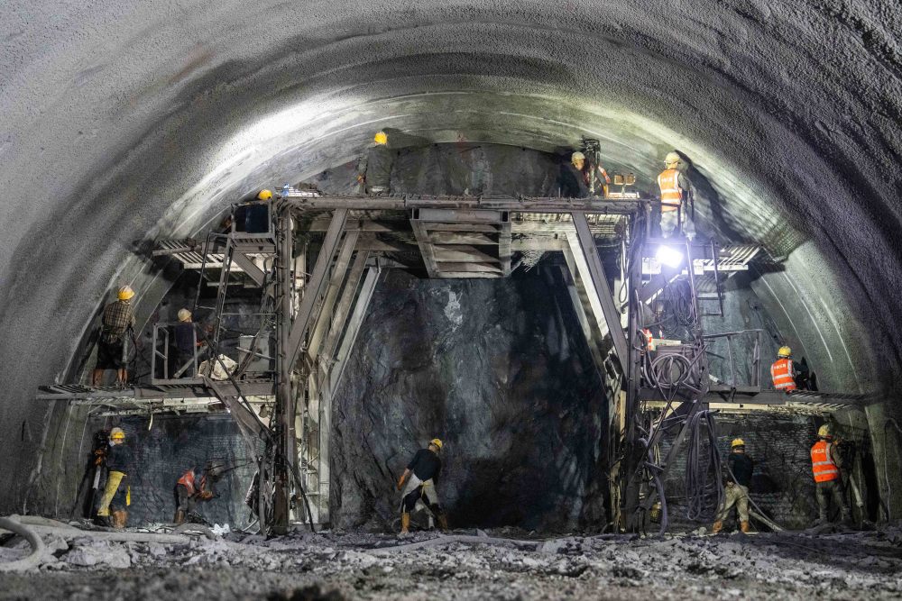 桑龙高速公路控制性工程雷家山隧道贯通