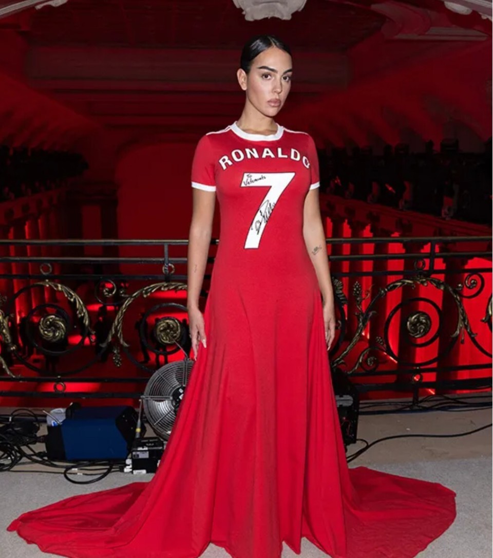 好看吗乔治娜身穿融合c罗曼联7号球衣的礼服亮相巴黎时装周