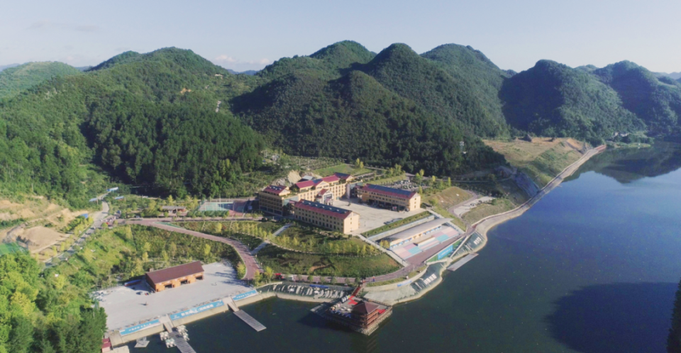 收尽山峦溪谷,泻湖水系之灵韵,卧龙湖酒店地理位置极佳,被密林所包围
