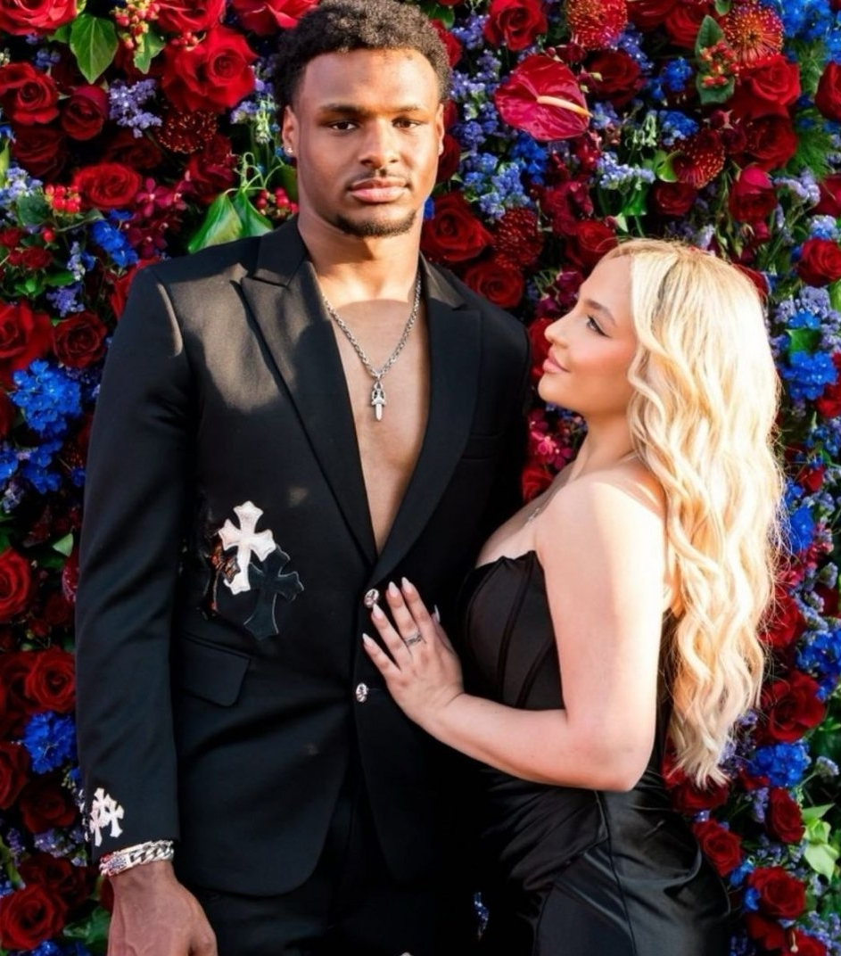 詹姆斯儿子布朗尼参加毕业舞会,与女友深情合影,即将进入大学_腾讯