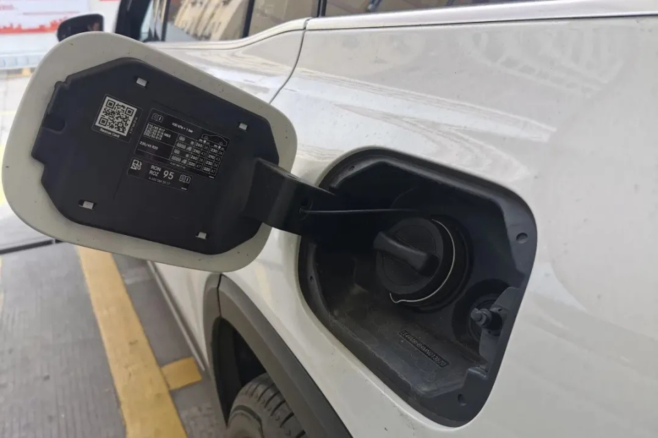 因此,建议在油箱剩余1/4燃油时加油最合适.