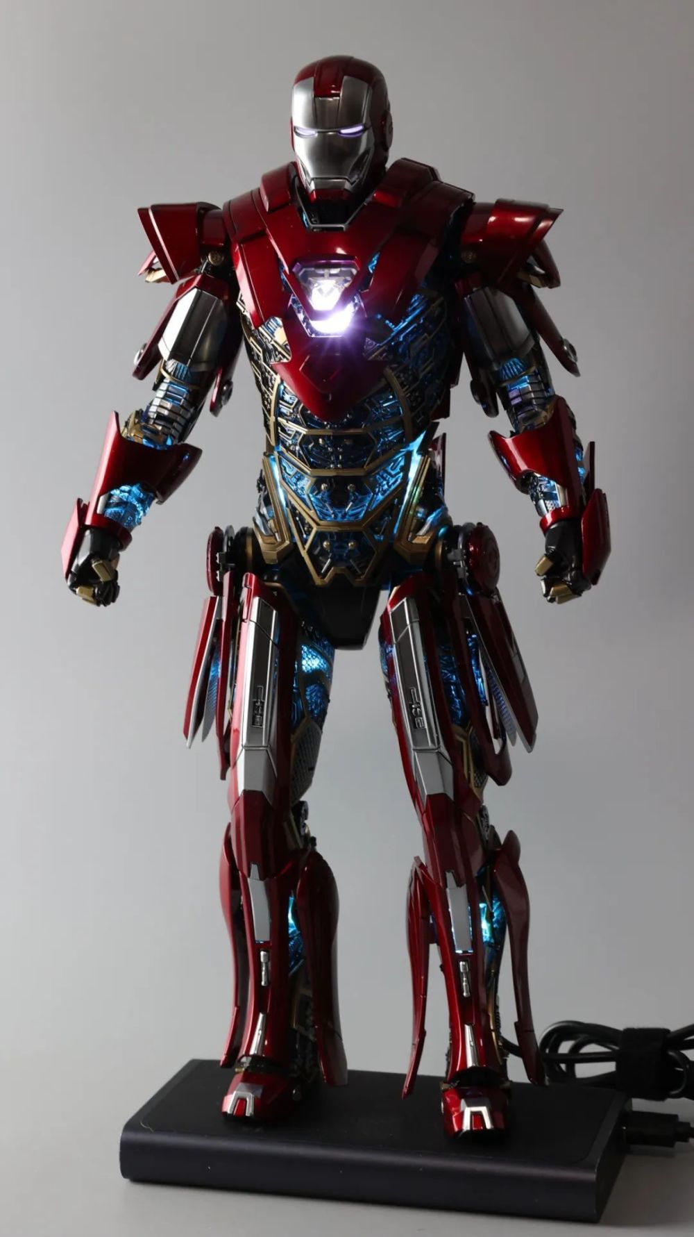 你见过内置骨骼还能爆甲的钢铁侠手办吗