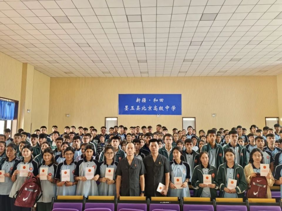 我在墨玉县北京高级中学讲授法治课