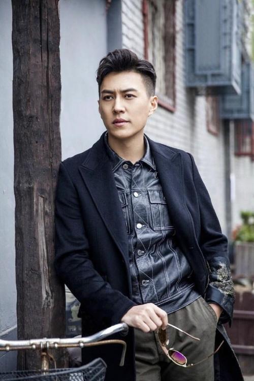 47岁靳东的发型告诉我们:中年男性有刘海更气质减龄不油腻_腾讯新闻