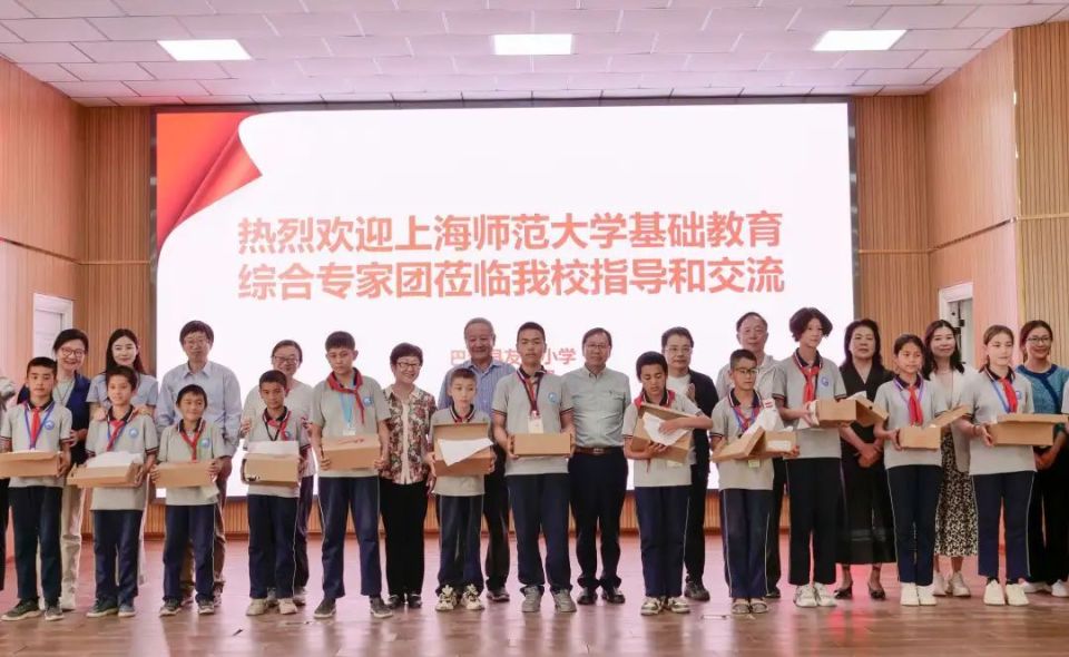 最后,上海师范大学基础教育综合专家团莅临巴楚县友谊小学进行交流和