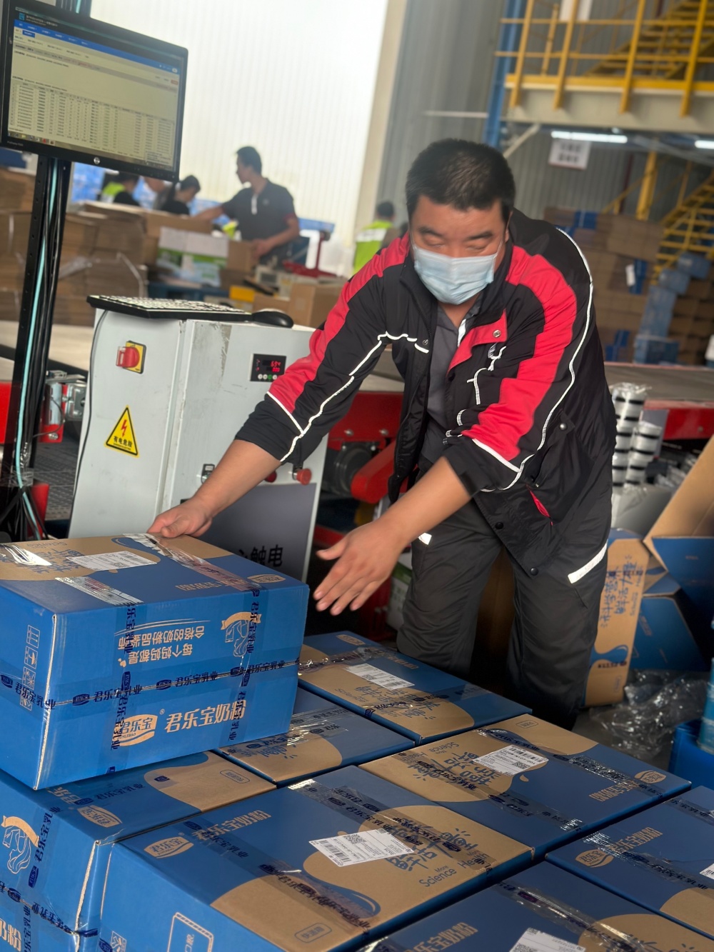 快递高峰到来有快递员一天送2000单-腾讯新闻