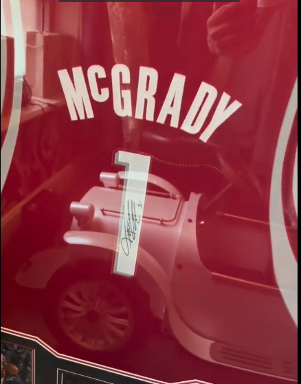 北京男篮队长翟晓川晒姚麦火箭签名球衣:终于拥有了