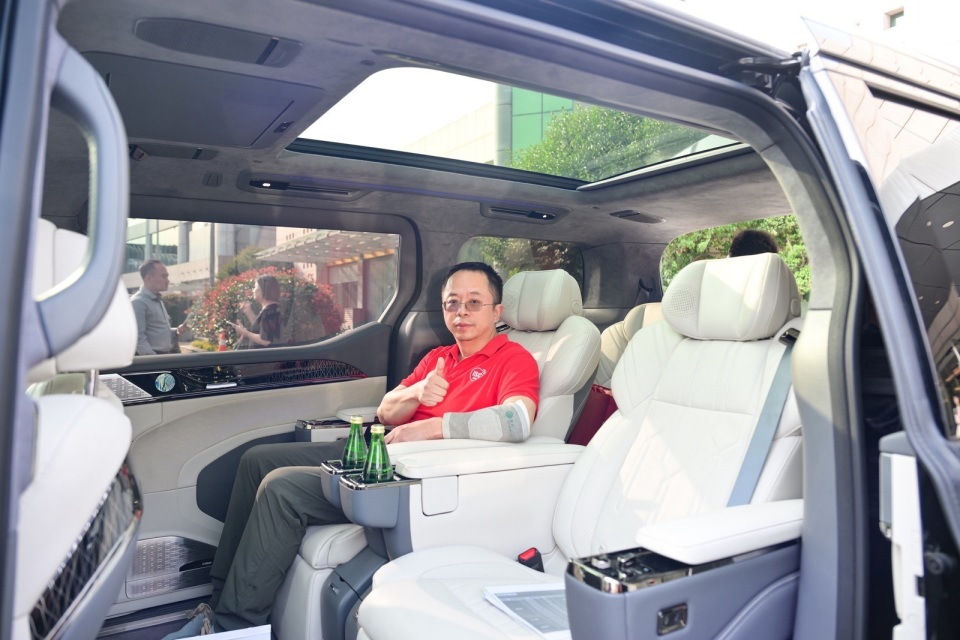 极氪 009 光辉版车型今日交付：周鸿祎成首批车主，售 78.9 万元_腾讯新闻