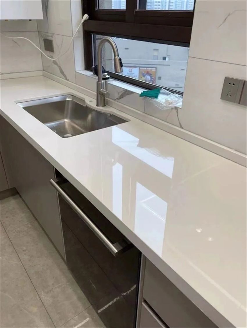 厨房换了二次橱柜台面才搞懂石英石台面和岩板台面差别在哪