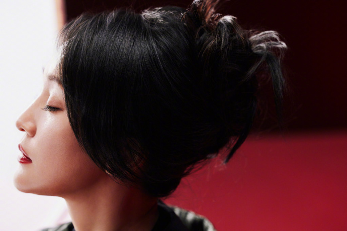 周迅完美诠释了侧脸轮廓立体感十足,皮肤也是细腻发光,面部折叠度更是