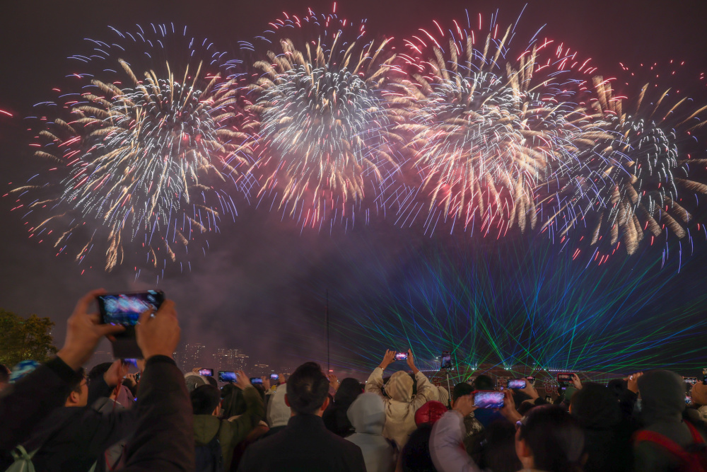 图集|8万发焰火腾空绽放!2024知识城元宵烟花汇演照耀夜空_腾讯新闻