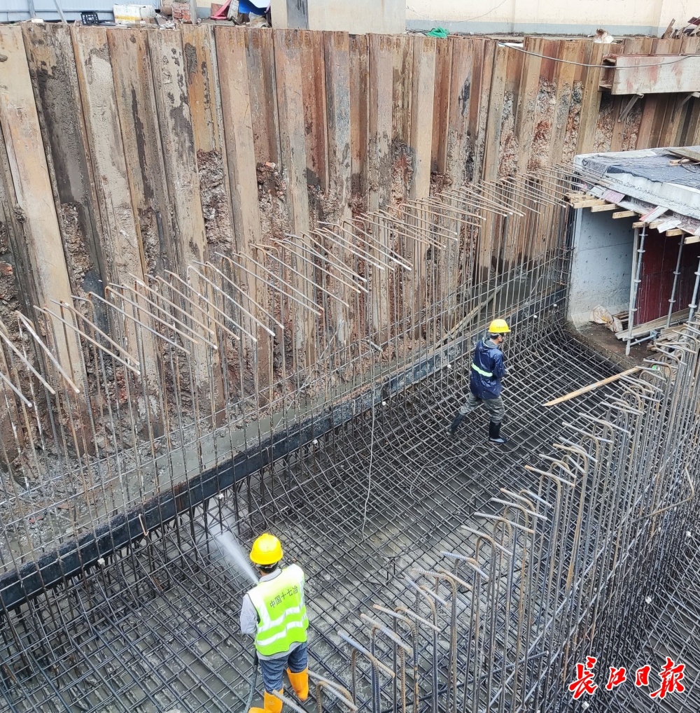 5月26日,黄石市黄石大道黄思湾段,工人们正抓紧时间,对排洪渠进行改造